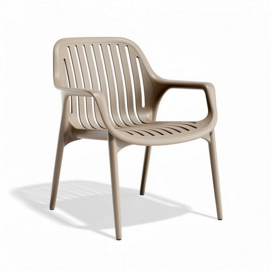 Chaise en plastique légèrement beige avec dossier ajouré pour intérieur et extérieur